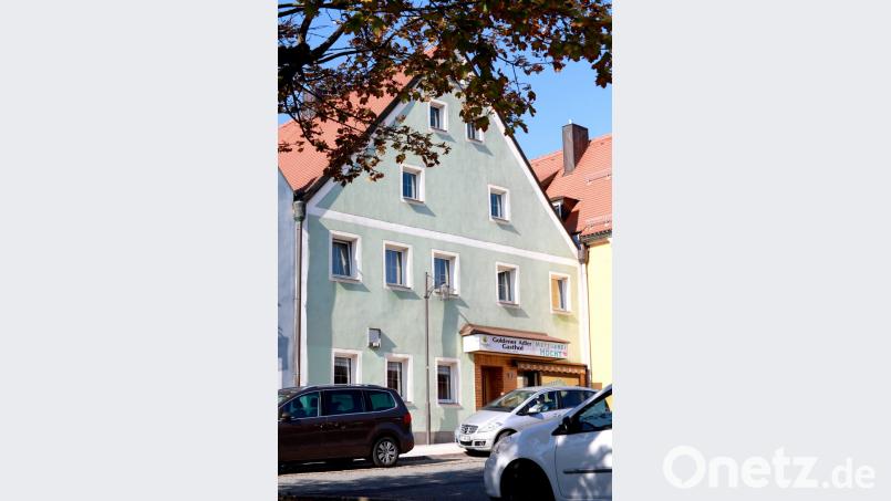 Das Schaufenster am Anwesen Unterer Markt 10 verschwindet und die traditionsreiche (ehemalige) Gaststätte "Zum goldenen Adler" wird zur Wohnung umgebaut. Es war das älteste Wirtshaus der Stadt. Nach einer Sage soll in diesem Wirtshaus die Gemahlin Johanna des Königs Wenzel von Böhmen einen Prinzen geboren haben. Zum Dank verlieh er die Bezeichnung "Zum goldenen Adler" und als Aushängeschild einen Doppeladler. Bild: njn
