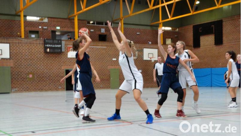 Kein Durchkommen gab es im Finale der U16 weiblich für die HAMM Baskets Juniorinnen ( hier am Ball Anna Kneidl mit dem Versuch auf Angelina Helmel zu spielen ) gegen den späteren Sieger DJK Rosenheim. Bild: pta