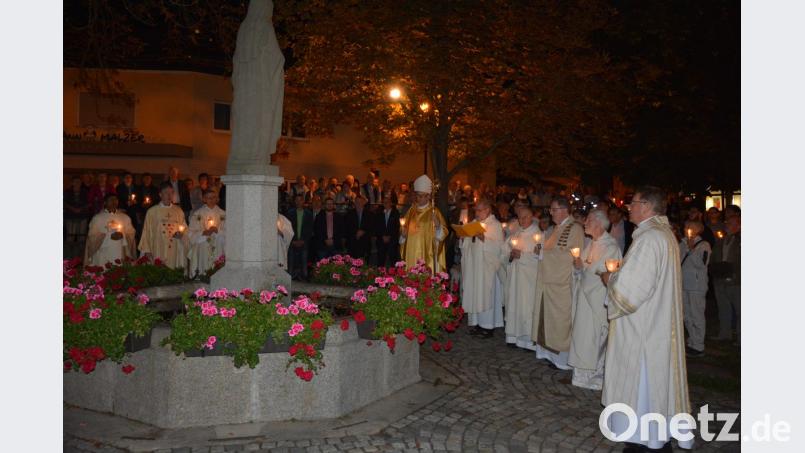 Der „Engel des Herrn“ am Theresienbrunnen bildete den Abschluss des 14. Großen Gebetstags in Konnersreuth. Bild: jr