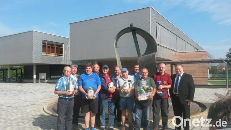 Nach der Preisverleihung stellen sich die Vertreter der Vereine zu einem Bild auf. Grafenwöhrs Wanderwart Alfons Dobmann (Dritter von links) nimmt von Landrat Franz Schindler den Preis für den dritten Platz, ein Fünf-Liter-Fass Bier, entgegen. Bild: myd
