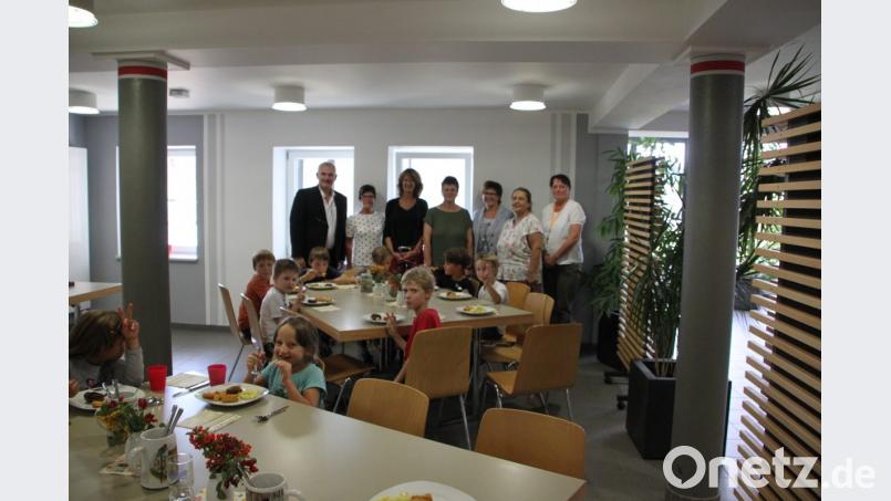 Im Vordergrund: die Kinder, die ihr erstes OGTS-Mittagessen einnehmen: Fleischpflanzerl mit Kroketten und Stampf
dahinter (von links) Bürgermeister Uli Roth, Lisa Kasseckert, Bianca Kiener-Dietrich, Rektorin Sigrid Reger-Scharf, gfi-Koordinatorin Martina Weiß, Gisela Dressler und Monika Rohrer. Bild: den