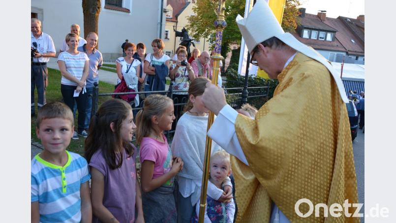 Weihbischof Dr. Josef Graf segnet Kinder vor der Pfarrkirche. Bild: jr