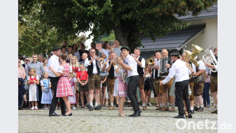 Das Kirwabaumaustanzen mit Gstanzlsingen zählt zu den Höhepunkten der Freudenberger Kirwa. Bild: ads
