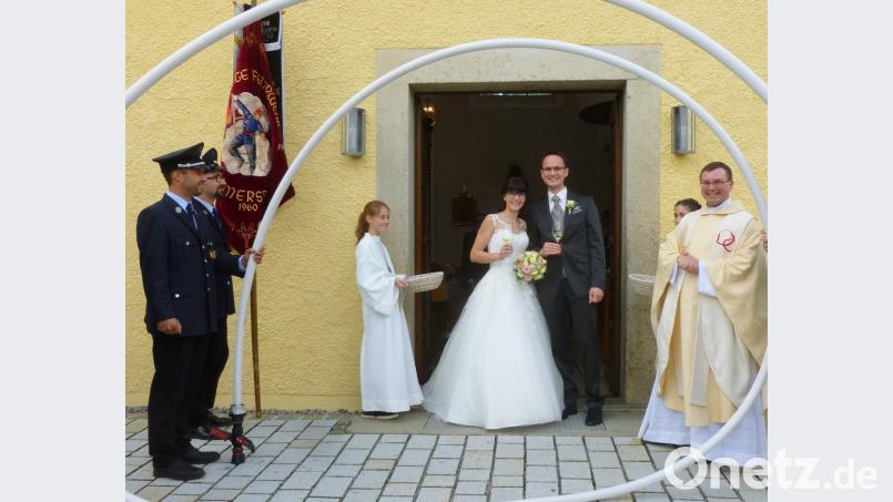 Nach der Trauung durch Pfarrer Alexander Dyadychenko, empfing ein Schlauchspalier der Feuerwehr Pilmersried das frisch getraute Brautpaar. Bild: lts