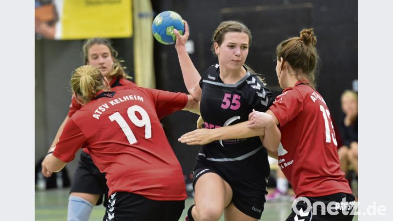 Die Damenmannschaft mit Jasmin Häring (am Ball) – hier im Spiel gegen den ATSV Kelheim in der vergangenen Spielzeit – wollen bereits von Beginn an auswärts überzeugen. Bild: A. Schwarzmeier
