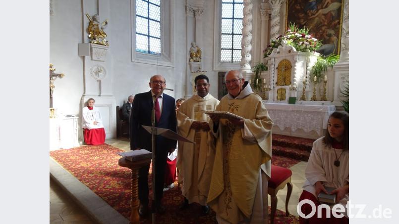 Pfarrgemeinderatssprecher Klaus Summer und Stadtpfarrer Pater Georg Parambilthadathil gratulierten Pater Dagobert Scharf zum Jubiläum. Bild: hm