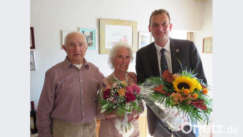 Edeltraud und Herbert Huber werden von Bürgermeister Ernst Schicketanz (rechts) zu ihrem 65. Hochzeitstag beglückwünscht. Bild: adj