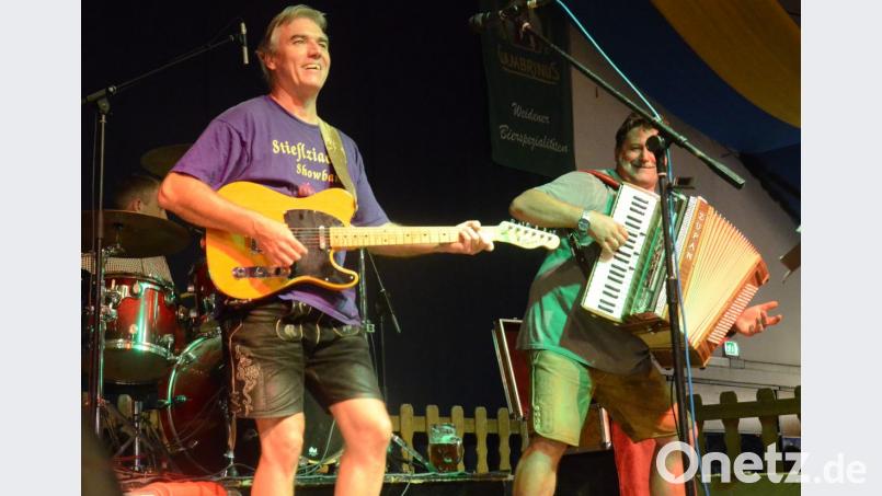 Die Showband &quot;Stieflziacha&quot; heizt am Dienstagabend kräftig ein. Bild: Kunz