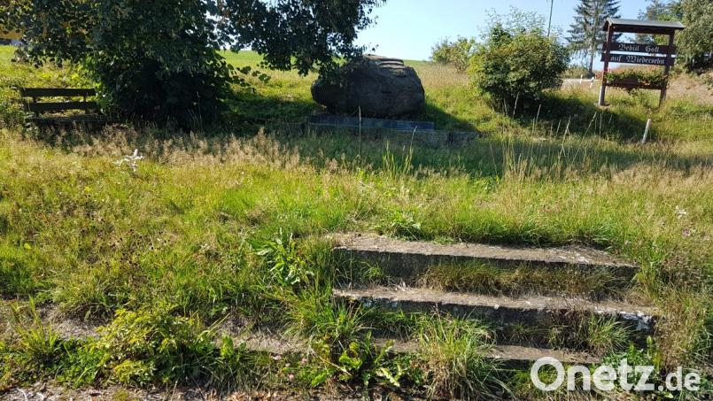 Der Kartoffelbrunnen mit Ruhebank zeigt sich nicht gerade einladend. Bild: gi
