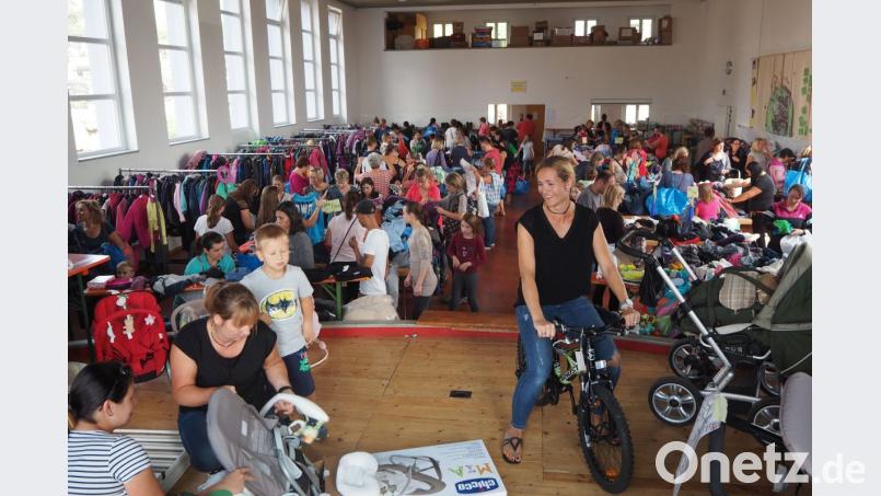 Der Ansturm beim Kinderbasar ist wieder riesig. Bild: gz