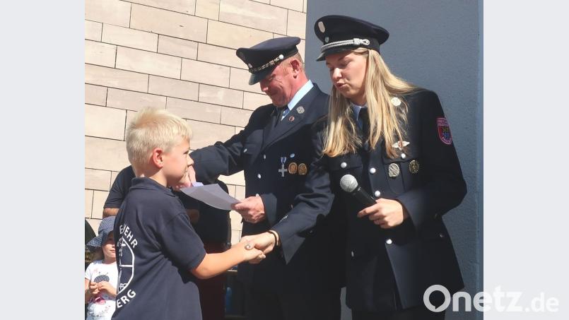 Nachwuchsbetreuerin Christine Ertl und Vorsitzender Achim Kröplin überreichten den Kindern die Urkunde zur Aufnahme in die Feuerwehr Fronberg. Bild: Hirsch