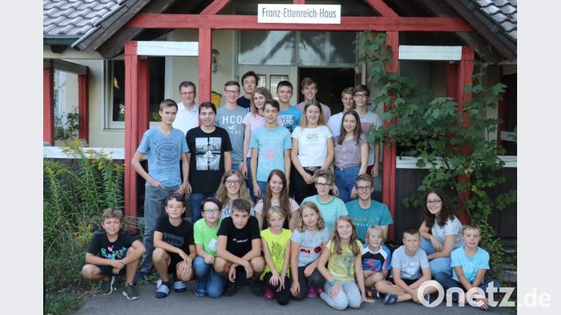 Beim gemeinsamen Wochenende der Katholischen Jugend Waldershof darf ein Gruppenbild nicht fehlen. Bild: exb