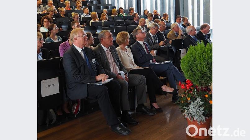 Ehrengäste des bayrischen Bibliothekstags (von links) Professor Ferdinand Kramer von der LMU in München, Oberbürgermeister Kurt Seggewiß, OTH-Vizepräsidentin Christiane Hellbach und Kultusminister Bernd Sibler Bild: Bühner