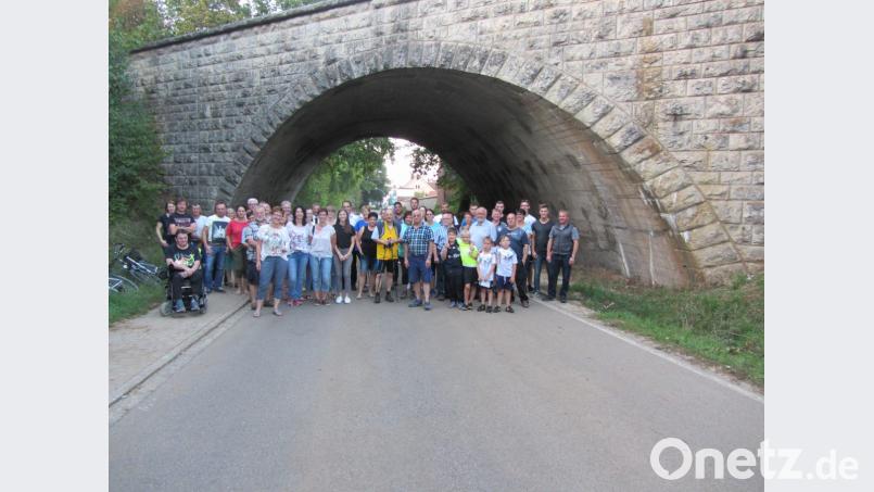 Über soziale Medien zusammengetrommelt, formiert sich innerhalb kürzester Zeit die Edelsfelder Bürgerinitiative für den Erhalt der Fassade und Bogenform der B 85-Brücke über die Kreisstraße AS 11. Bild: aks