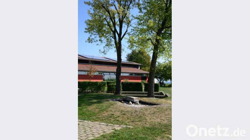 Den Bereich unter den Bäumen wollen die Gymnasiasten umgestalten. Bild: bey