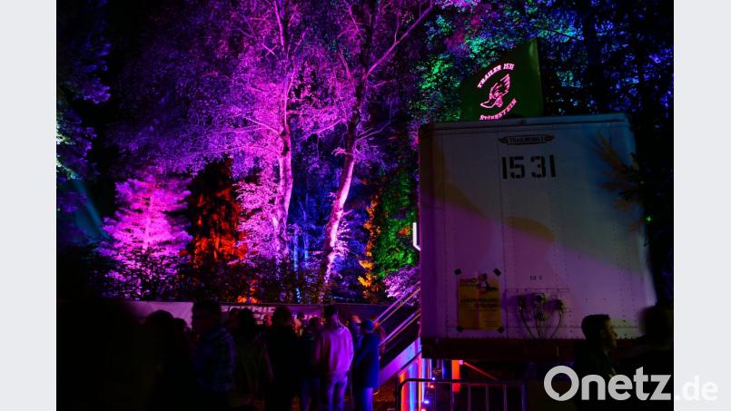 Bunt beleuchtet zeigt sich die Party-Location im Schmid-Garten. Bild: exb