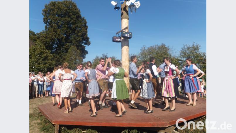 Tolle Stimmung herrscht beim Austanzen des Kirwabaumes. Bild: ibj