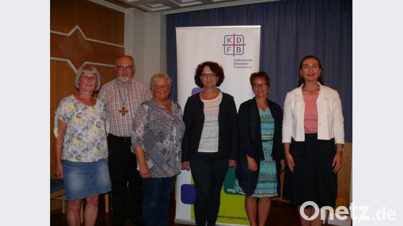 Der neue Vorstand. Von links Erna Weis, Geistl. Beirat Pfarrer Anton Witt, Brigitte Weig, Monika Sommer, Luitgard Hartl und Karin Uschold Müller. Bild: kgg