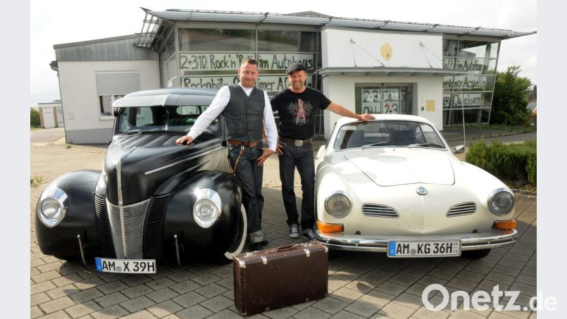 Michael Hartinger (links) und Andreas Prechtl mit ihren Oldtimern. Bild: Stephan Huber