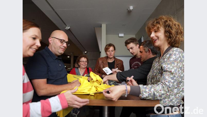 Zeit für Gespräche über Wackersdorf und Autogramme. Die gaben (von rechts) Schauspielerin Anna-Maria Sturm, Regisseur Oliver Haffner und Timo Battaglia aus Hahnbach, der im Film den Sohn von Hans Schuierer gespielt hat. Bild: Wolfgang Steinbacher
