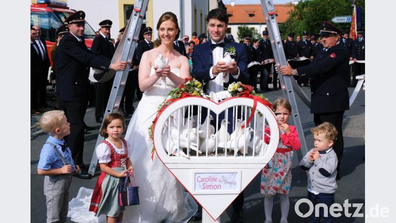 Ein Großaufgebot an Feuerwehrleuten bevölkert den Klosterhof – zum Gratulieren: Die aktiven Brandschützer Caroline Walberer und Simon Sekler geben sich in der Klosterkirche das Jawort. Bild: do