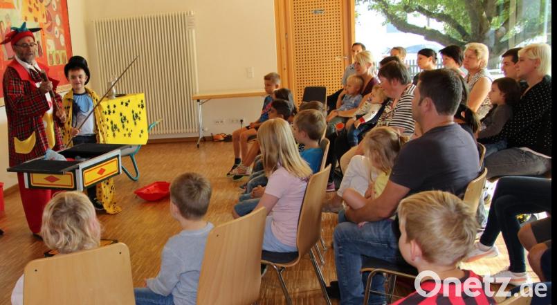 Bei seinen verblüffenden Tricks bezieht Sirbas Kinder und Erwachsene aus dem Publikum ein. Bild: ds