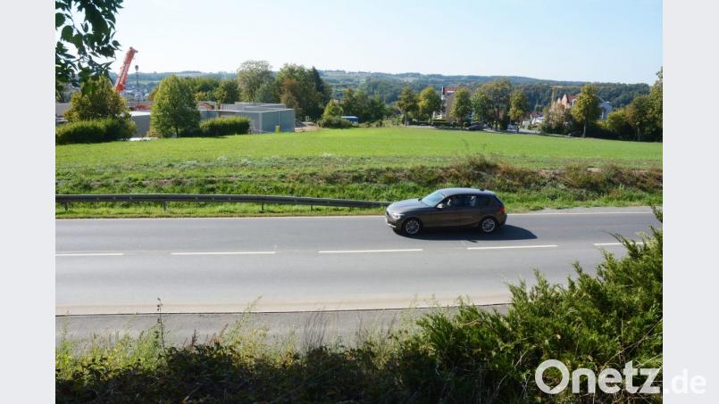 Etwa an dieser Stelle im Stadtnorden soll der neue Geh- und Radweg die B 15 kreuzen. Damit soll eine sichere Verbindung zwischen dem DJK-Gelände, dem Rumpler und der Gramau entstehen. 	Bild: Schönberger Bild: Schönberger