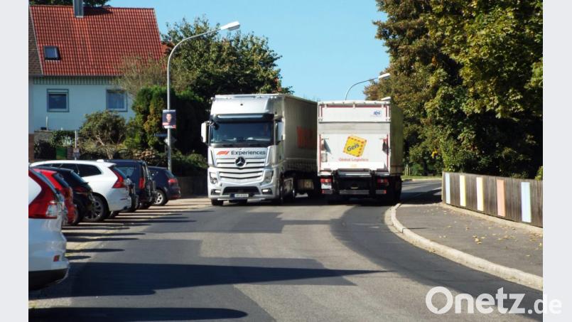 Schwerlastverkehr in der Köferinger Straße Haselmühl, rechts der Kindergarten. Bild: e
