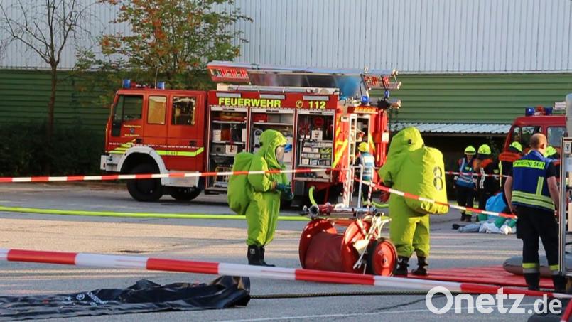 Großeinsatz in Regenstauf wegen Austritt einer ätzenden Flüssigkeit. Bild: Alexander Auer