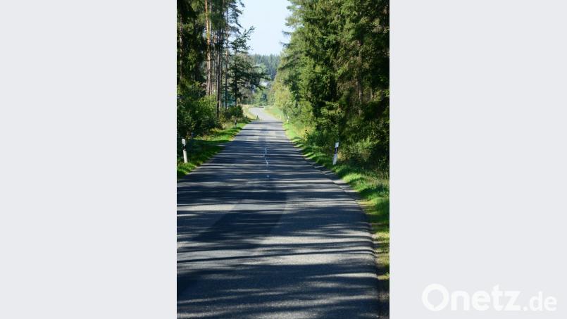In die Landschaft schön eingebettet ist die Gemeindeverbindungsstraße nach Schwand. Nur für landwirtschaftliche Fahrzeuge fehlt die ausreichende Breite. Die FWG-Fraktion hat deshalb den Ausbau der Straße beantragt. Bild: bey