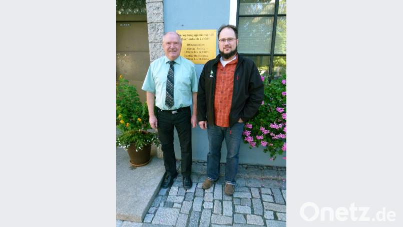 Klaus Gieler (rechts), der Fachberater des Bayerischen Bauernverbandes, nutzt für die nächste Zeit das Rathaus als Beratungsstandort in Eschenbach. Das Angebot dazu kam von Bürgermeister Peter Lehr. Bild: rn