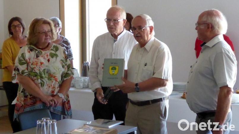 Vorstandsmitglied und Organisator Karl Prell (Zweiter von rechts) und Vorsitzender Hermann Schwab (Dritter von rechts) überreichen Bürgermeister Pestenhofer (rechts) mit Schriftführerin Rosa Prell (links) Gastgeschenke. Bild: fsb