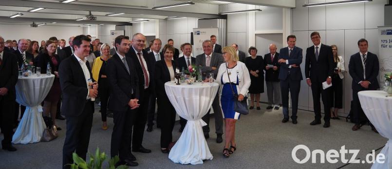 Empfang anlässlich des 175-jährigen Jubiläums der IHK Regensburg beim IHK-Gremium in Weiden. Im Vordergrund die Ehrengäste darunter IHK-Präsident Michael Matt und IHK Hauptgeschäftsführer Jürgen Helmes (Zweiter und Dritter von rechts) Bild: Bühner