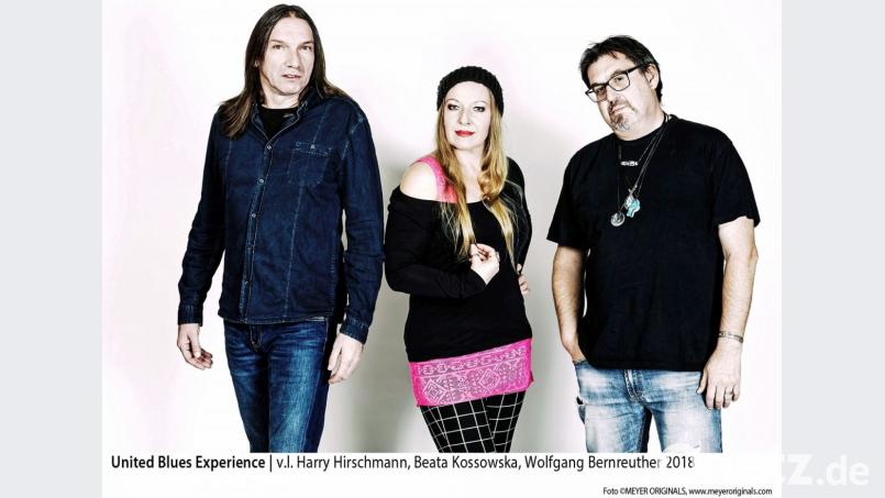 Wenn die „United Blues Experience“ mit (von links) Harry Hirschmann, Beata Kossowska und Wolfgang Bernreuther die Bühne im Kunsthaus betritt, dann gibt es nicht nur stilechten Blues, sondern auch über rockige Töne zu hören. Bild: Meyer Originals