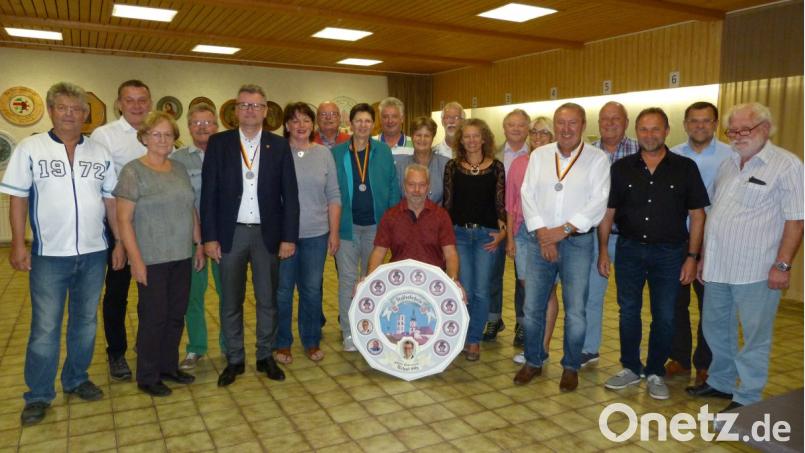 Der Gewinner Hermann Deichler (Mitte) hält die Stadtratsscheibe fest in den Händen. Über die gute Beteiligung am 21. Stadtratsschießen freut sich der Schützenmeister von 1893 Rosenberg, Reinhold Brandl (rechts). Bild: exb