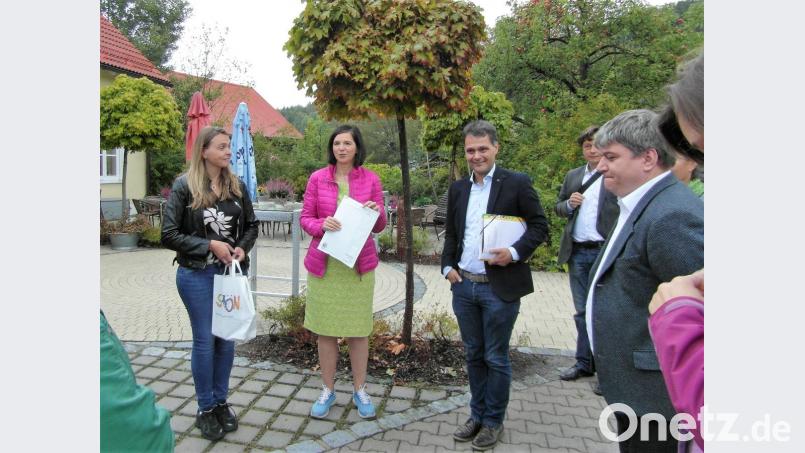 Elisabeth Zintl stellt Bundestagsfraktionsvorsitzender Katrin Göring-Eckardt (von links) und Bundestagsabgeordnetem Stefan Schmidt (rechts) das Konzept der Hollerhöfe vor. Bild: hl