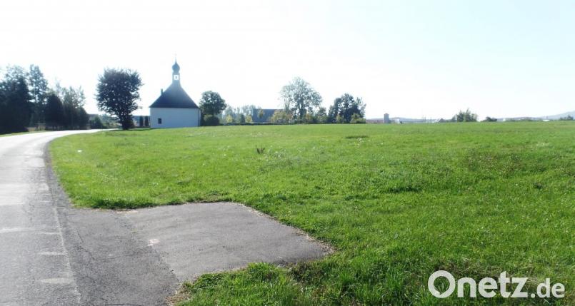 Auf den derzeit noch landwirtschaftlich genutzten Flächen an der Berndorfer Straße (im Hintergrund die evangelisch-lutherische Friedenskirche) plant die Stadt Kemnath die Ausweisung eines Baugebietes. Bild: Brendel, Hubert (BR)