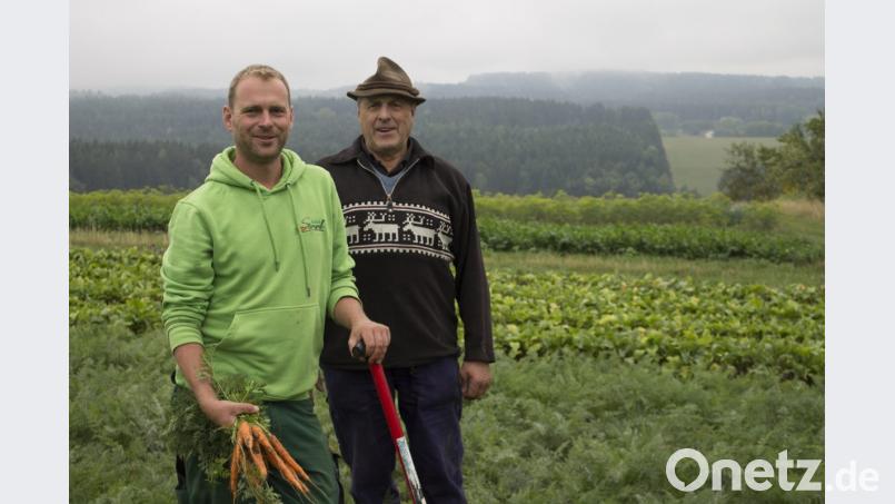 Zu den Lieferanten, die für den Bodentag die Verpflegung liefern, gehören auch IG-Gründungsmitglied Michael Simml senior und sein Sohn Michael junior. Aus ihrem Boden kommen Karotten und Gemüse der Saison. Beide setzen sich für eine nachhaltige, naturverträgliche und überdauernde Landwirtschaft ein. Bild: Susanne Stoiber