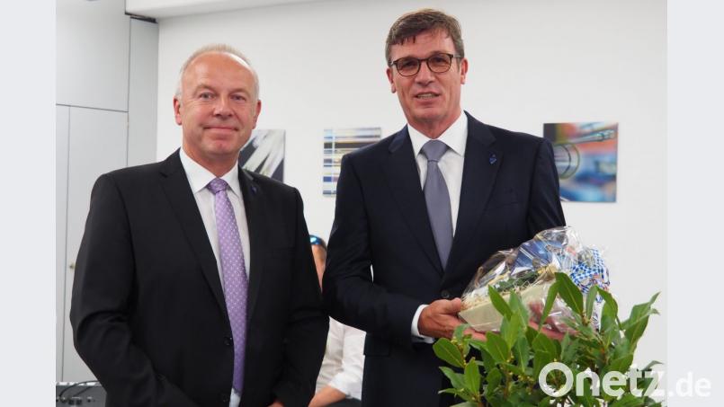 IHK-Gremiumsvorsitzender Bernd Fürbringer (links) bedankt sich bei IHK-Präsident Michael Matt für dessen Referat. Bild: Bühner