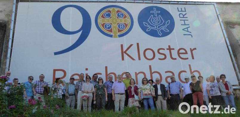 Die Pirker Besuchergruppe an der Wehrmauer des Klosters. Bild: fsb