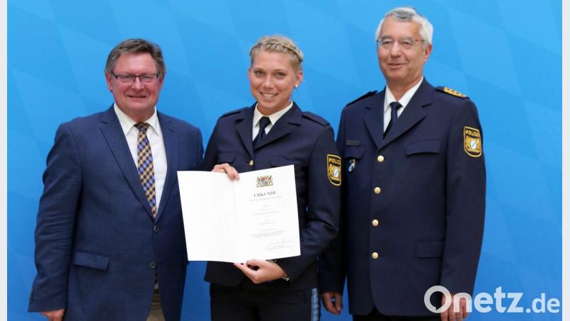 Bayerns Innen- und Sportstaatssekretär Gerhard Eck (links) ehrt Jennifer Rutka. Bild: Luber, Beate-Josefine