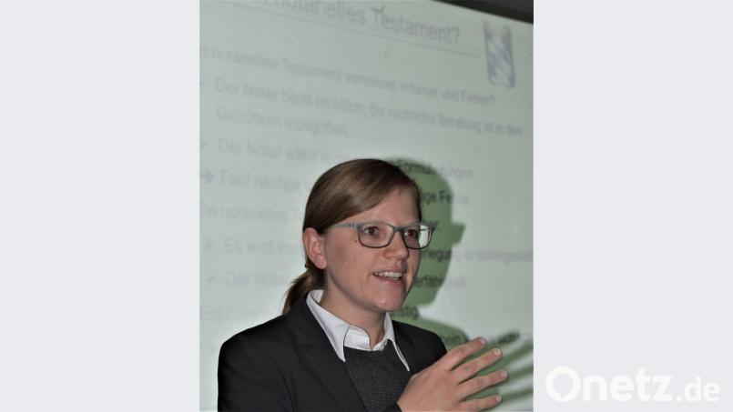 Notarin Eva-Maria Bernauer spricht beim Katholischen Frauenbund über "Erben und vererben". Bild: rgr