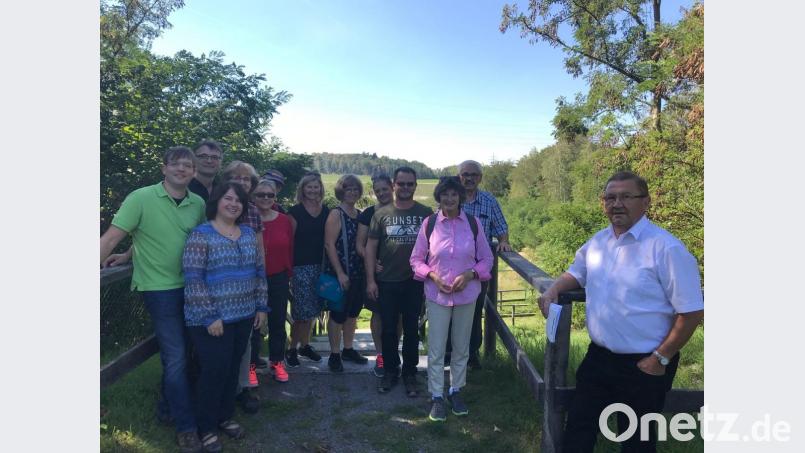 Museumsbetreuer Fritz Falter (rechts) führte eine der Gruppen durch das Areal des Geotops „Wackersdorfer Braunkohle“, welches vom Bayerischen Landesamt für Umwelt als eines der 100 schönsten Geotope Bayerns ausgezeichnet wurde. (Foto: Michael Weiß/ VG Wackersdorf) Bild: exb