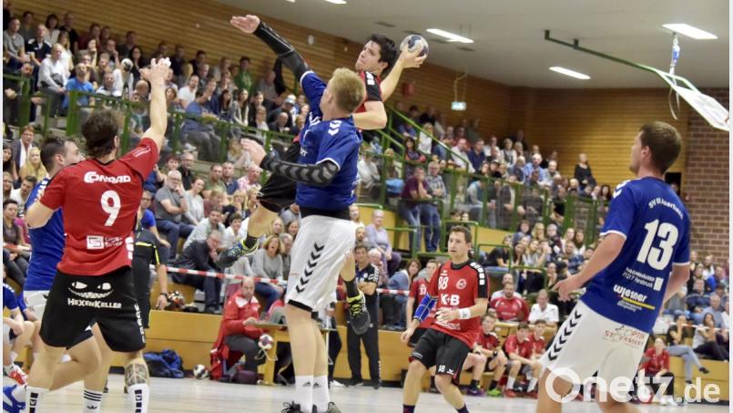 Es gibt wohl kaum ein Spiel, das Fans, Spieler und Verantwortliche beider Vereine mehr in den Bann zieht. Und auch die Kassenwarte reiben sich die Hände, wenn der HC Sulzbach und die SG Auerbach-Pegnitz aufeinandertreffen. In der vergangenen Saison der Handball-Landesliga gewann jeweils die Heimmannschaft, Sulzbach (im Bild in den roten Trikots) mit 28:24, Auerbach mit 31:29. Bild: Hubert Ziegler