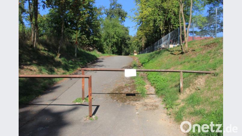 An diesem Geländer wurde das erste Warnschild angebracht. Der Spielplatz befindet sich auf dem Bild gleich hinter dem Zaun rechts. Bild: Detlef Bartonek