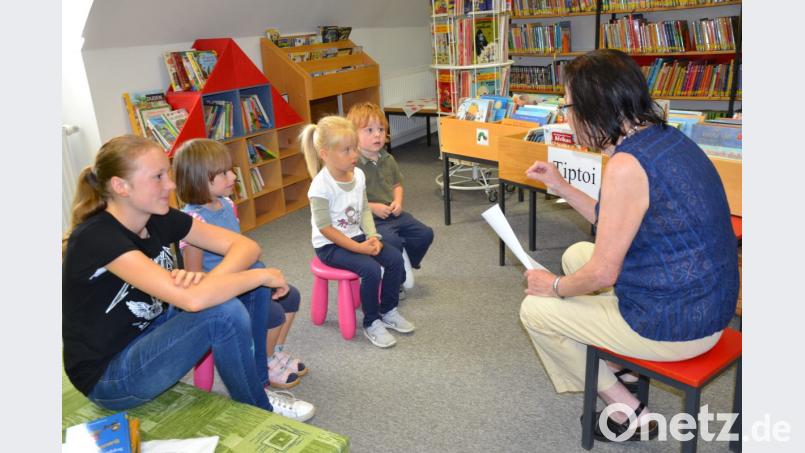 Zur letzten Vorlesestunde im Kinder-Spaß-Programm hatte die Bücherei eingeladen. Besonders die Jüngsten lauschten mit Ohren, Augen und Mund. Bild: gi
