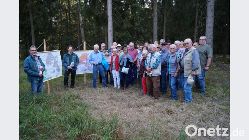 Zu Beginn der etwas anderen Exkursion zum Thema Forsteinrichtung erläutern Förster Rainer Möller und Sektionsleiter Sebastian Klinger den Teilnehmern der Koronaren Herzsportgruppe Marktredwitz anhand von Karten den Sinn und Zweck der Forsteinrichtung. Bild: fppö