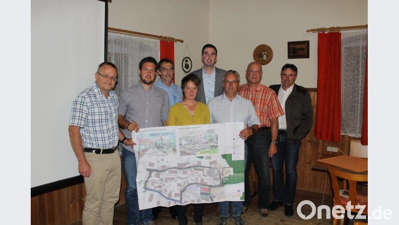 Das Planungs-Team der Dorferneuerung stellt sich bei der Bürgerversammlung vor (von links): Gottfried Blank, Philipp und Reiner Janka, Baurat Martin Stahr, Bernhard Preischl, Bürgermeister Walter Schauer und Architekt Christian Schönberger. Bild: mnt