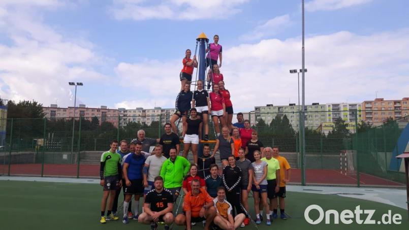 Der neue HG-Damentrainer Peter Eckl (Zweiter von rechts) bereitete sein Team unter anderem mit einem gemeinsamen Trainingslager mit dem Herrenteam in Pilsen auf die Bezirksoberliga-Saison 2018/19 vor. Bild: zyz