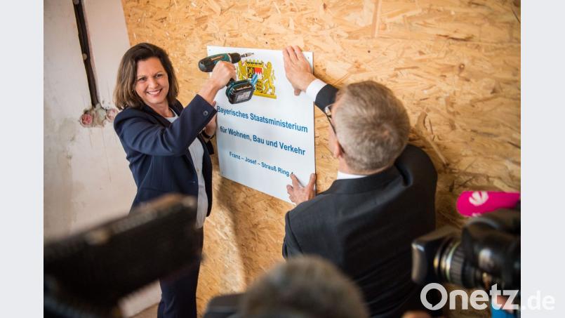 Ilse Aigner, Bau- und Verkehrsministerin von Bayern, schraubt Ende März neben Helmut Schütz, Ministerialdirektor, auf der Baustelle des neuen Bauministeriums ein symbolisches Schild des Ministeriums an die Wand. Aigner stellte ihr Programm am Donnerstag im Wirtschaftsausschuss des Landtags vor. Bild: Lino Mirgeler/dpa